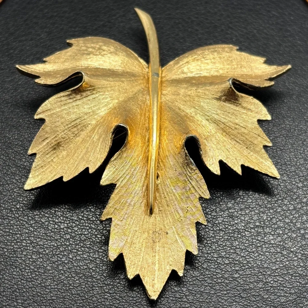 Boucher Maple Leaf Brooch Women Gold Tone Textured Vintage Signed 2080 Pin